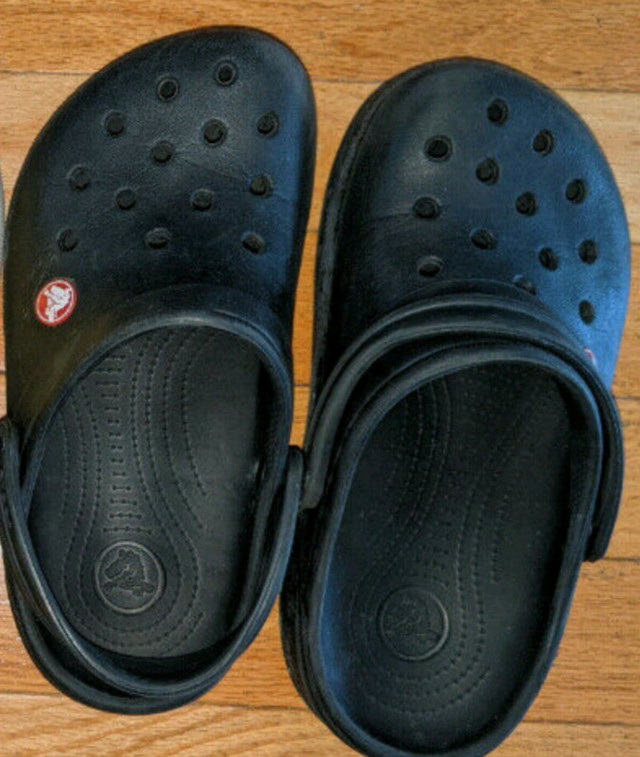 NEW  Crocs slipper(woman 37),  size 3 (8--11y old), size 5 Red in Kids & Youth in Markham / York Region - Image 2