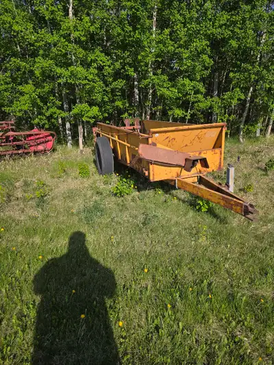 Great Little manure spread. All nice steel floor in very good shape as well as the chains. I do have...
