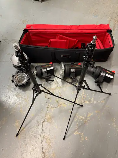 Photoflex FlexFlash 400W strobe light, a self-contained monobloc flash unit designed for photography...