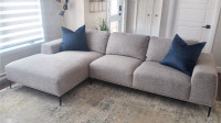 Divan / Sofa / Canapé / Sectionnel avec place allongée