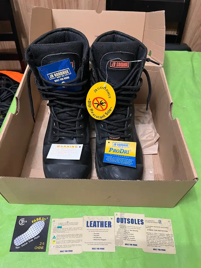 Size 9.5 Work boots, safety boots steel toed boots CSA approved in Men's Shoes in Saskatoon - Image 2