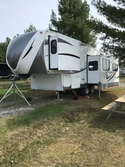 Fifthwheel Héritage Glen 2012, 30 pieds, très bien entretenue, 2 extensions, 4 jacks électrique en b...