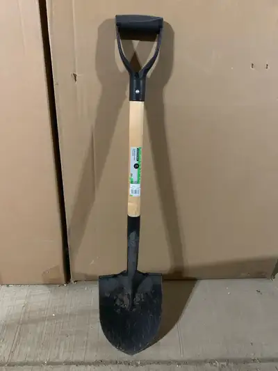 This Temper post hole shovel is perfect for digging deep, narrow holes for fence posts or gardening...