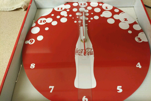Coca Cola 12 inch Bubble Burst Wall Clock New ! in Home Décor & Accents in City of Toronto - Image 2