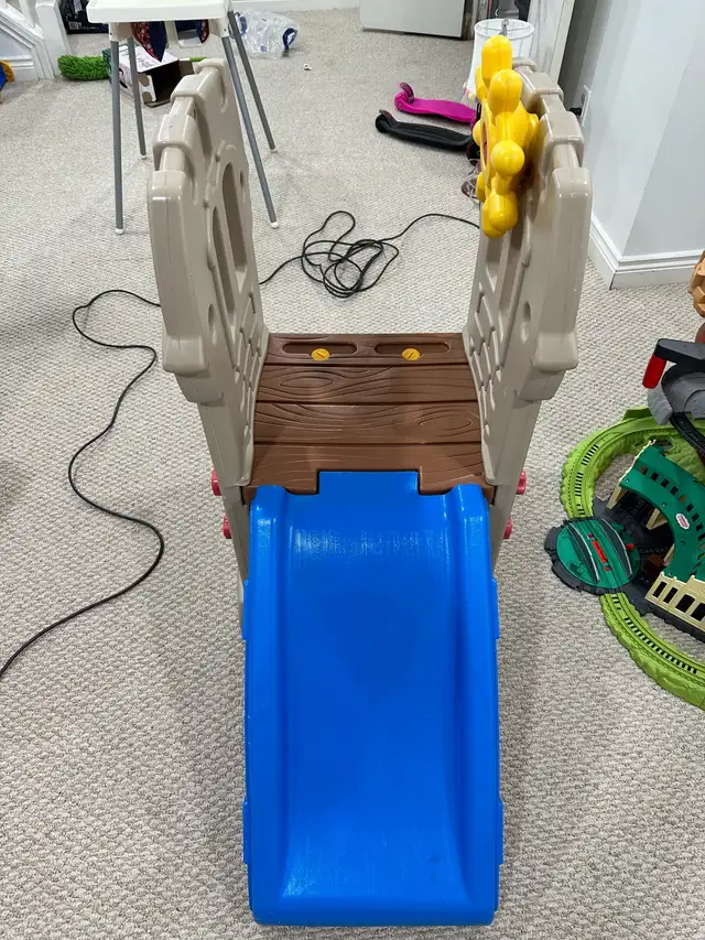 Little Tikes Castle Climber and Slide in Toys in City of Toronto - Image 4