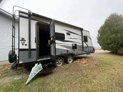 2019 travel trailer. Has stereo, queen sized bed, tip out couch, indoor/outdoor speakers, electric a...