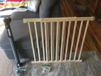 2 baby gates (retractable & wood gate) 
