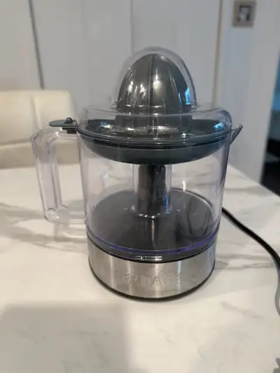 Caractéristiques : • 2 cônes interchangeables pour petits et gros agrumes • Verseuse graduée avec be...