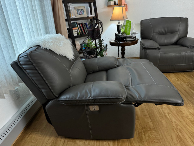 Reclining electric chairs  in Chairs & Recliners in Medicine Hat