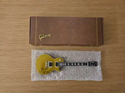 Axe Heaven GG-136 Slash Gibson Les Paul "Victoria" Goldtop, View more