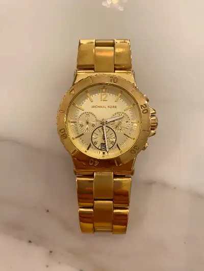 Montre Michael Kors chrono unisexe de bonne condition. Batterie doit être changé