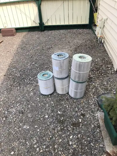 5 Hot tub filters and retainer