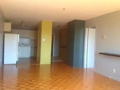 Très Grand 3½ à 1100$ à Outremont 3e et dernier étage. Très ensoleillé. Frigo+cuisinière inclus. Ent...