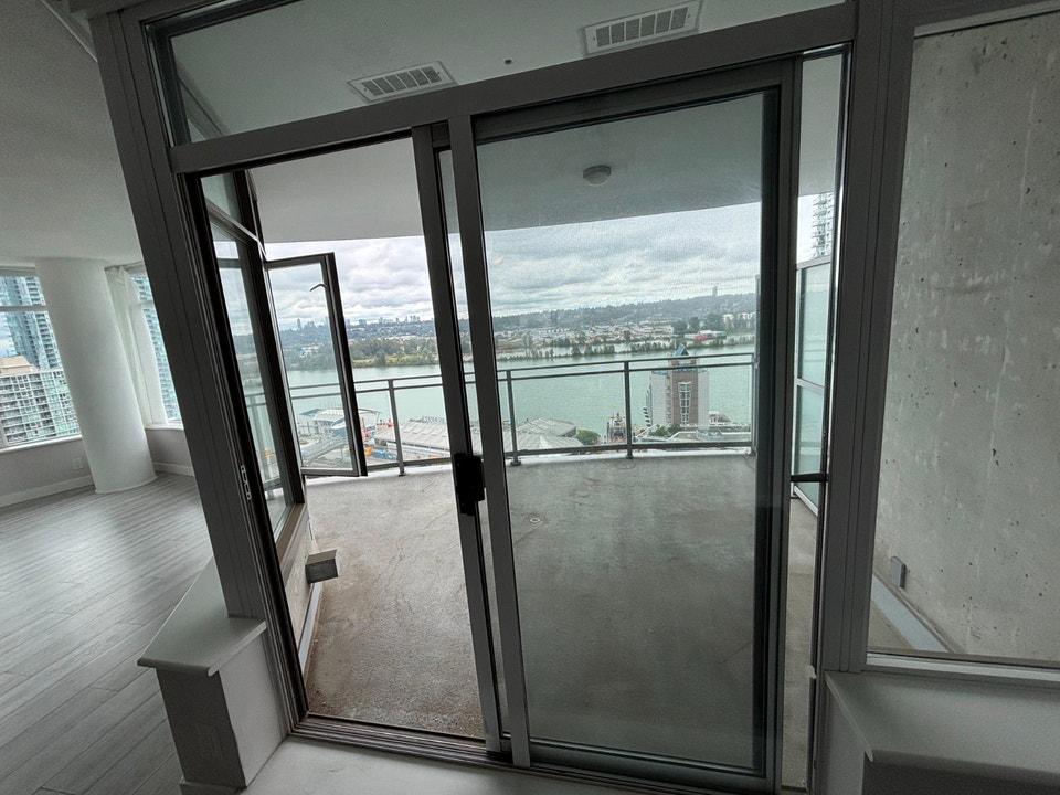 Beautiful 2 bed 2 bath   office Condo for rent. New West Train 3