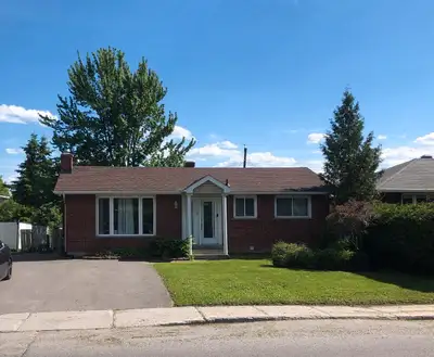 Disponible le 1er juillet 2025 Logement de 3 chambres (5 1/2) au rez-de-chaussée d’un duplex, accès...