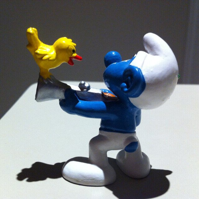 Smurfs - Vintage Hunter Smurf with a Yellow Bird on His Gun in Arts & Collectibles in Ottawa - Image 3