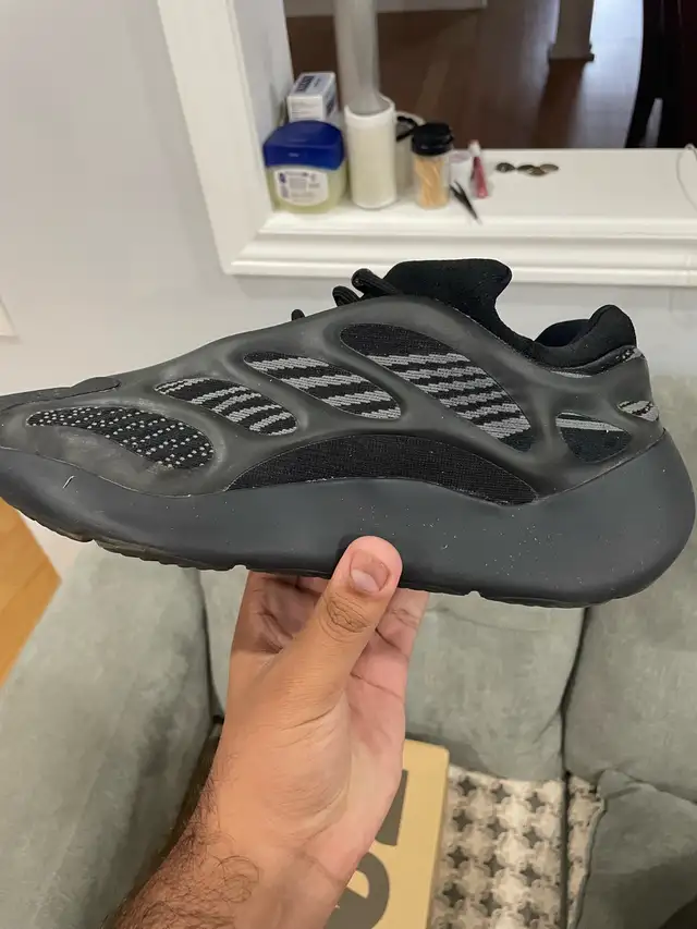 Adidas Yeezy 700 V3 Alvah - Size 11.5 in Men's Shoes in Mississauga / Peel Region - Image 9