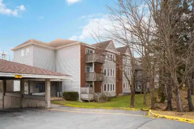 Description: Bright and spacious condo available ✅2 bedrooms, 1.5 bathroom ✅Full-size kitchen , Priv...