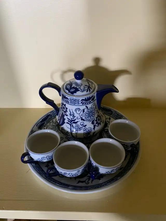 Blue and white floral tea set 