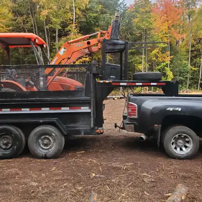 Location mini-excavatrice kubota b26 avec opérateurs et plusieurs accessoires dont fourches , bocket...