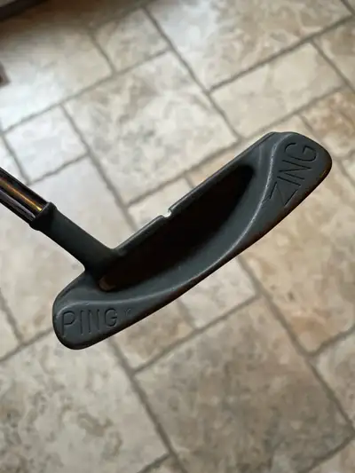This is a used Ping Zing putter, perfect for golfers looking for a classic design and reliable perfo...