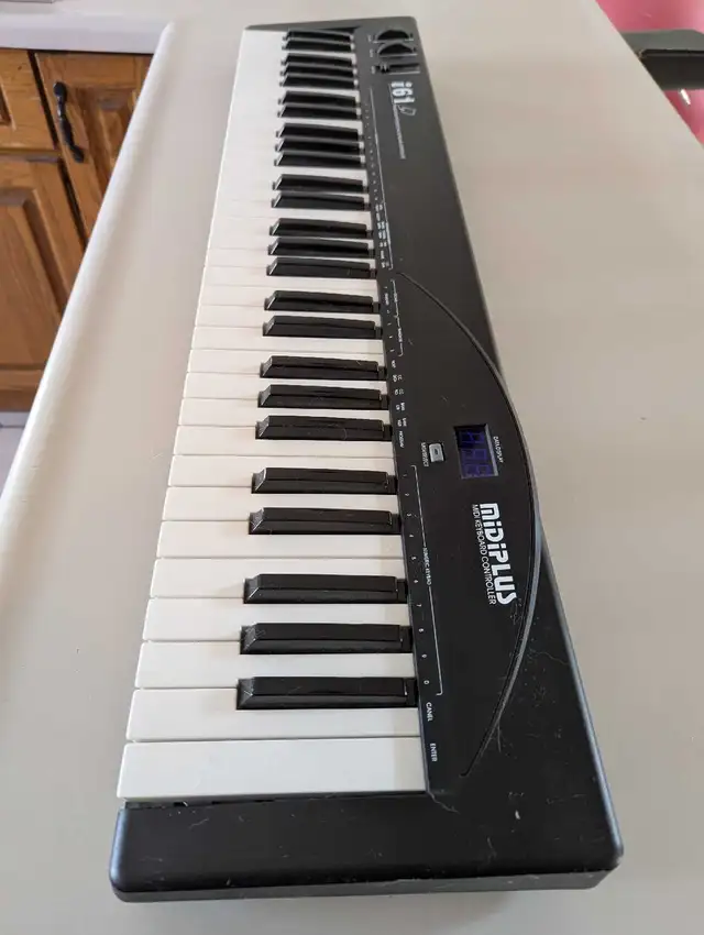 i61 Midiplus controller keyboard  in Pianos & Keyboards in Hamilton - Image 2