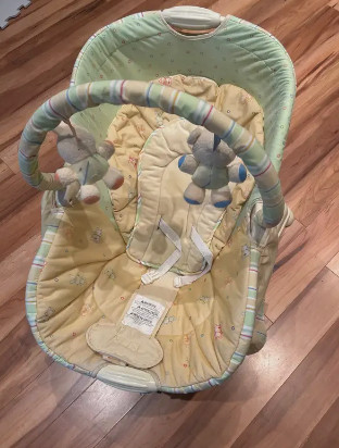 Fisher Price Soothing Glider in Playpens, Swings & Saucers in Markham / York Region