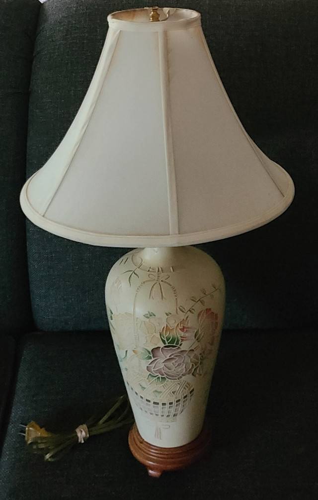 Beautiful vintage lamp in Arts & Collectibles in Owen Sound