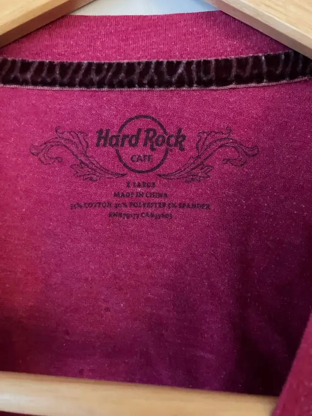 Hard Rock Cafe Toronto Fuchsia Graphic Short Sleeve T-Shirt XL in Women's - Tops & Outerwear in Winnipeg - Image 4