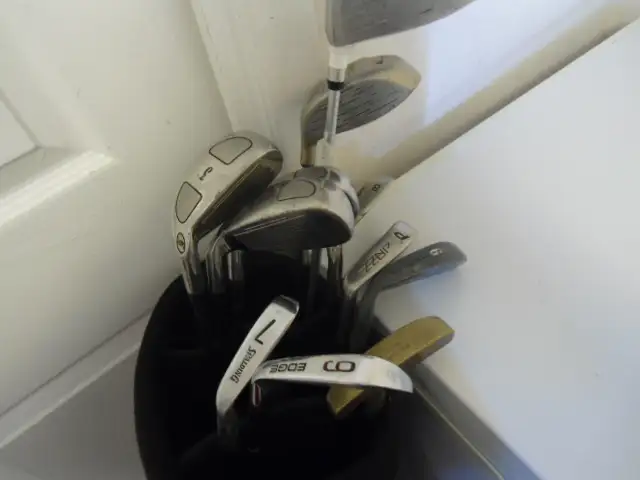SET OF MEN'S RIGHT HANDED GOLF CLUBS WITH BAG   21 in Golf in Sudbury - Image 11