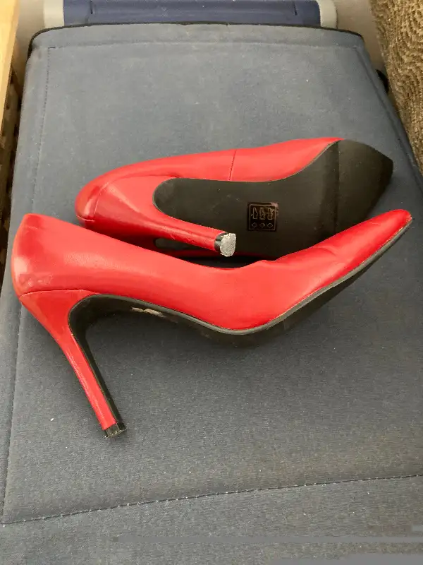 LibertaRed high heel stiletto shoes size 7 in Women's - Shoes in Banff / Canmore - Image 4