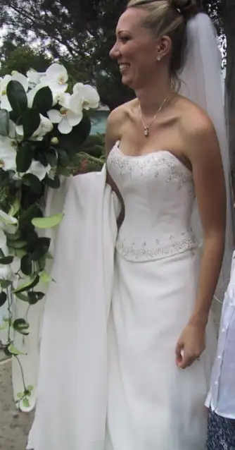 Elegant Demetrios wedding gown in Wedding in Saskatoon - Image 4