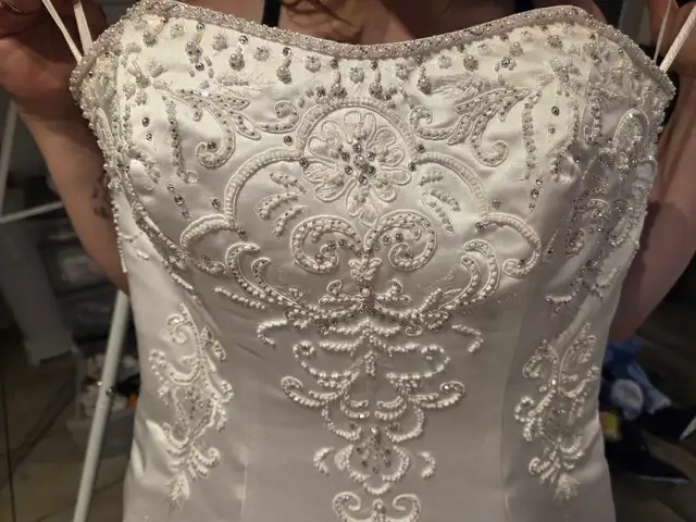 Stunning Beaded wedding dress in Wedding in Lethbridge - Image 3