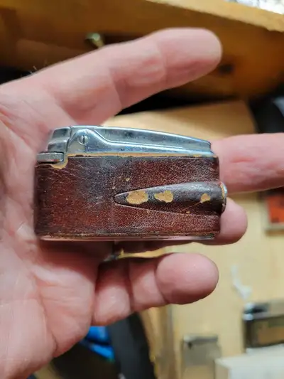 This lighter sold as is untested. Experience the elegance and reliability of the Ronson Varaflame le...