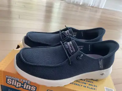 Skechers chaussure pour femme Bleu grandeur 7 Et aussi dans le noir grandeur 7 Très confortable!