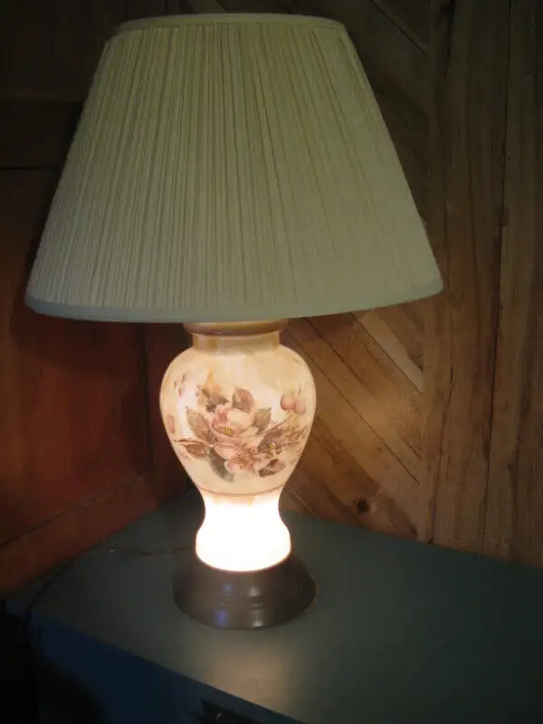 Magnifique lampe de table. Hauteur : 27,5 pouces. in Other in Trois-Rivières - Image 4