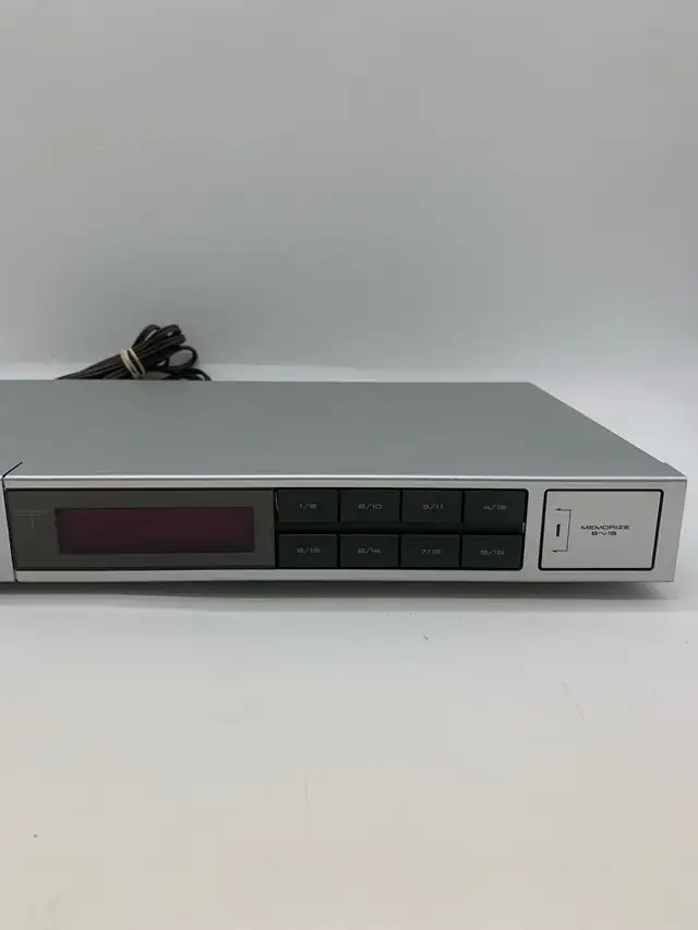 Akai AT-A2 AM/FM Stereo Tuner Working in Stereo Systems & Home Theatre in City of Toronto - Image 4