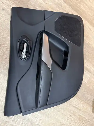 This is a used Jeep Cherokee door panel, perfect for replacing a damaged or worn interior part. The...