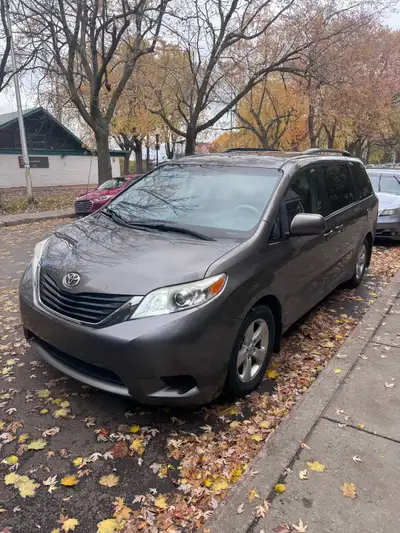 2014 Toyota Sienne LE 235000 kms 8 passagers Voiture propre et roule très bien. Révisions régulières...
