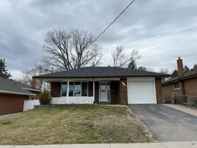 3 bedroom 1 bathroom main level house/unit for rent, downtown Whitby. All Appliances included. Front...