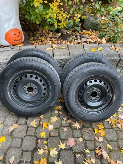Je vends quatre pneus d'hiver Motomaster Winter Edge II de dimension 195/65R15 montés sur des jantes...