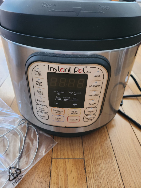 Instant Pot -Multifunctional Pressure Cooker - 6 Qts - with Box in Microwaves & Cookers in City of Toronto - Image 3