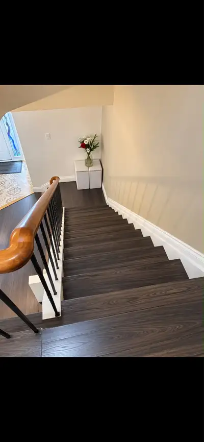 A room ready to rent in a 3 bed rooms house. close to square one, Mississauga. Only for females. Ren...