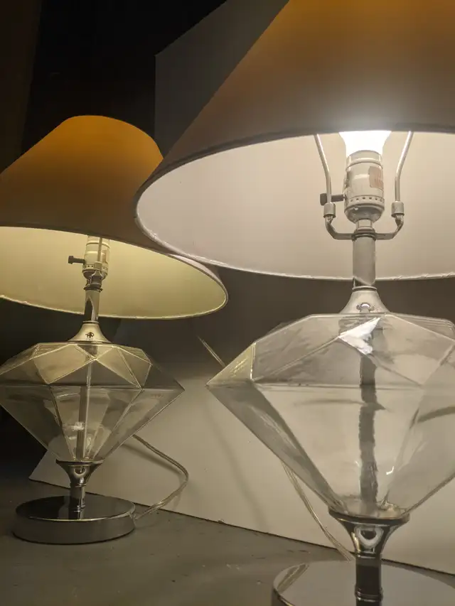 Set of elegant and vintage side table lamps for sale in Indoor Lighting & Fans in City of Montréal - Image 2