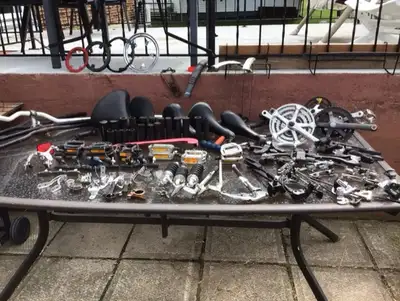 Pièces de vélo, sièges, pédaliers, pédales, béquilles etc., View more