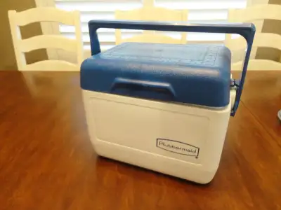 Rubbermaid Personal Sized Lunch Cooler in excellent shape, View more