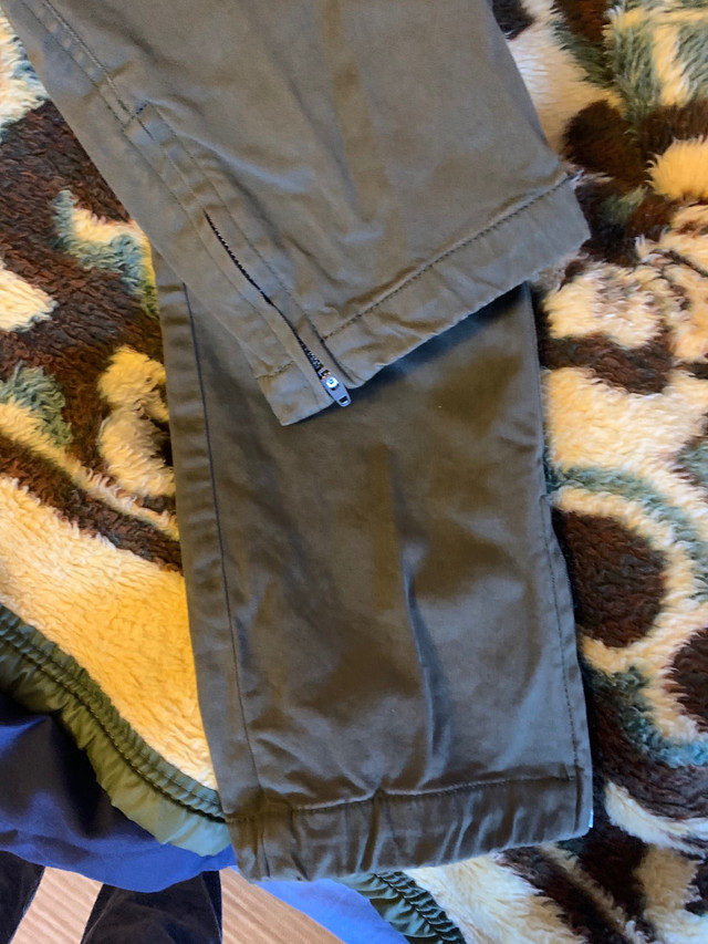 Aritzia TNA cargo pants - size 6 in Women's - Bottoms in City of Toronto - Image 3