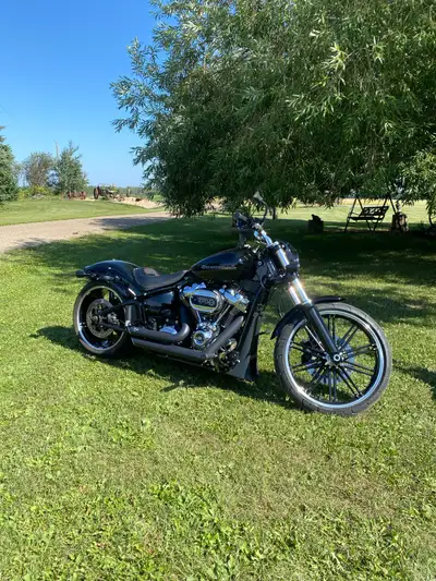 Mint Harley Davidson Breakout 114 Vance & Hines Short Shots Saddle Bag Aftermarket Mirrors Under Fen...
