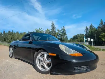 Porsche Boxster 986, millésime 2000 Je suis propriétaire de l’auto depuis 2013. C’est l’option 3 noi...