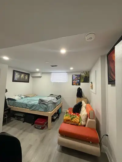 Room in Sharing – $475/month (Utilities Extra) – Newmarket First and last required A room is availab...